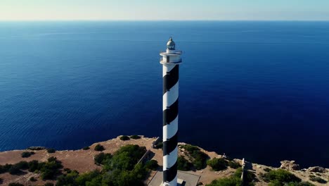 faro rodeado por el mar 4k