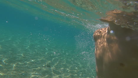 Kleiner-Junge-Schwimmt-Unter-Wasser-Im-Meer