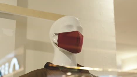 Kopfschuss-Einer-Schaufensterpuppe-Mit-Covid-19-maske,-Geschäftssicherer-Wiedereröffnungsschutz