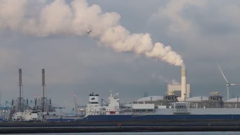 Kommerzielle-Docks-Mit-Schornsteinen,-Die-Dampf-Oder-Rauch-Abgeben