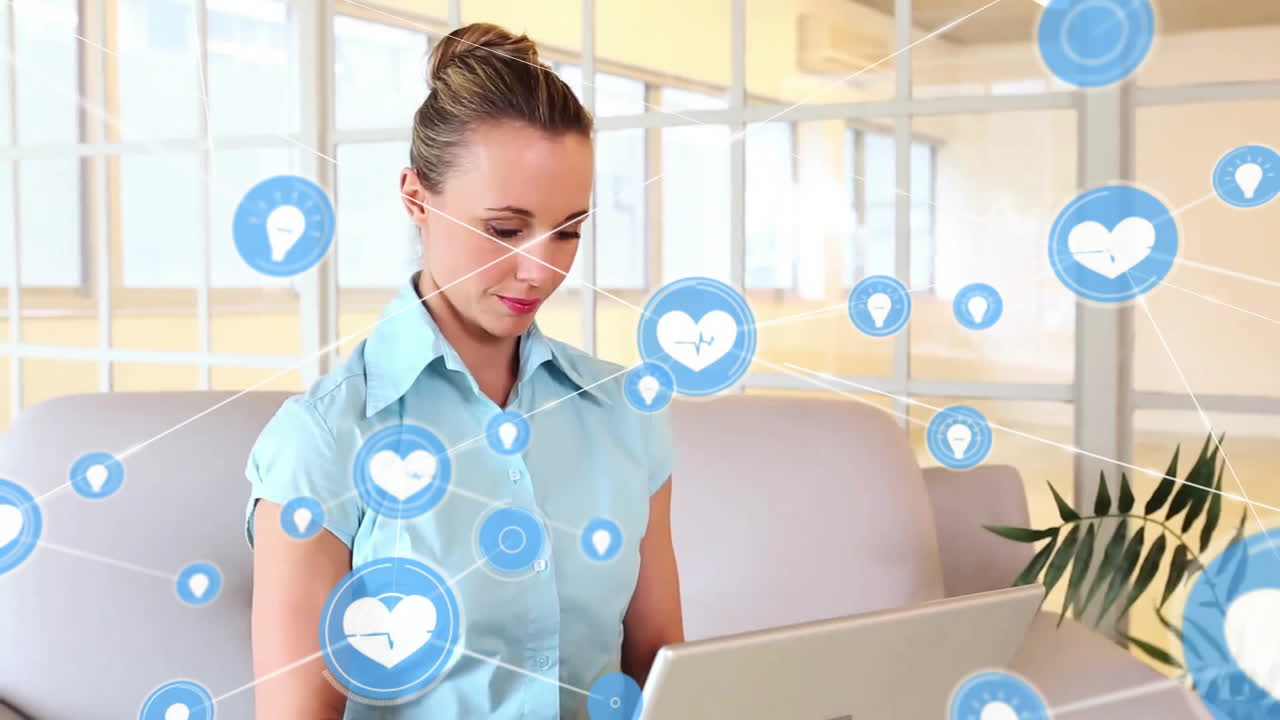 animación de la red de iconos de la salud y la idea sobre feliz mujer de negocios caucásica casual usando portátil