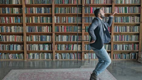 un joven bailando en la biblioteca.