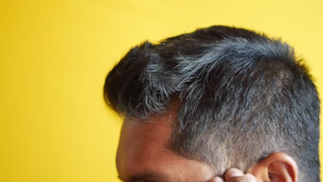 Concepto-De-Pérdida-De-Cabello-Con-Un-Hombre-Revisando-Su-Cabello