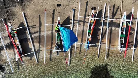 Lokale-Fischerboote-Geparkt-An-Einem-Sandstrand-In-Indonesien