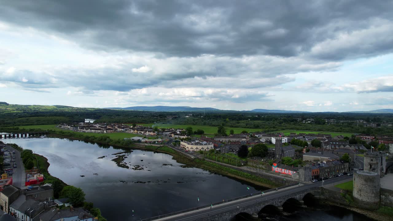 아일랜드 리메릭의 경치 좋은 풍경 위에서 빠르게 뒤로 올라가는  ⁇