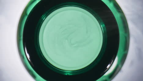 bebida artesanal abierto frasco vista superior. cerveza fresca con lúpulo en primer plano de recipiente verde