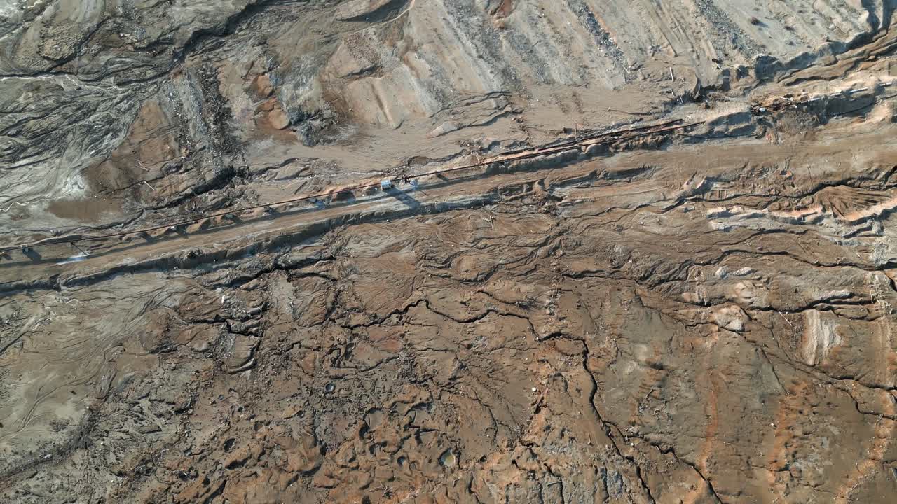 toma aérea de inclinación hacia abajo del lago salado con una costa rocosa drone volando hacia adelante sobre la famosa costa pintoresca del mar muerto en un día soleado