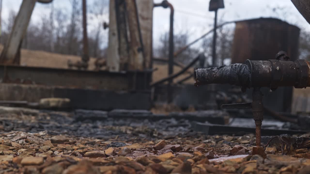 パドゥーレの機器近くのパイプから水が滴る - ルーマニア