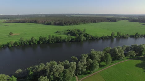 Un-Río-Entre-Campos-Y-Bosques