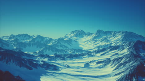 Vista-Panorámica-Sobre-El-Pico-Nevado-De-Matterhorn-En-Un-Día-Soleado-Con-Cielo-Azul