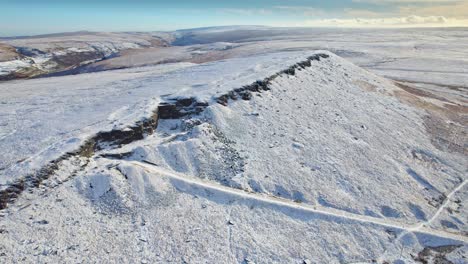 Filmische-Kalte-Englische-Winterdrohnenszene,-Mit-Moorland-Luftaufnahme