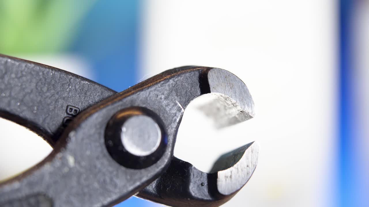 primer plano de pinzas de corte de extremos en uso, que muestran su precisión aguda y diseño duradero, ideales para cortar cables o clavos en tareas de construcción, artesanía o reparación.