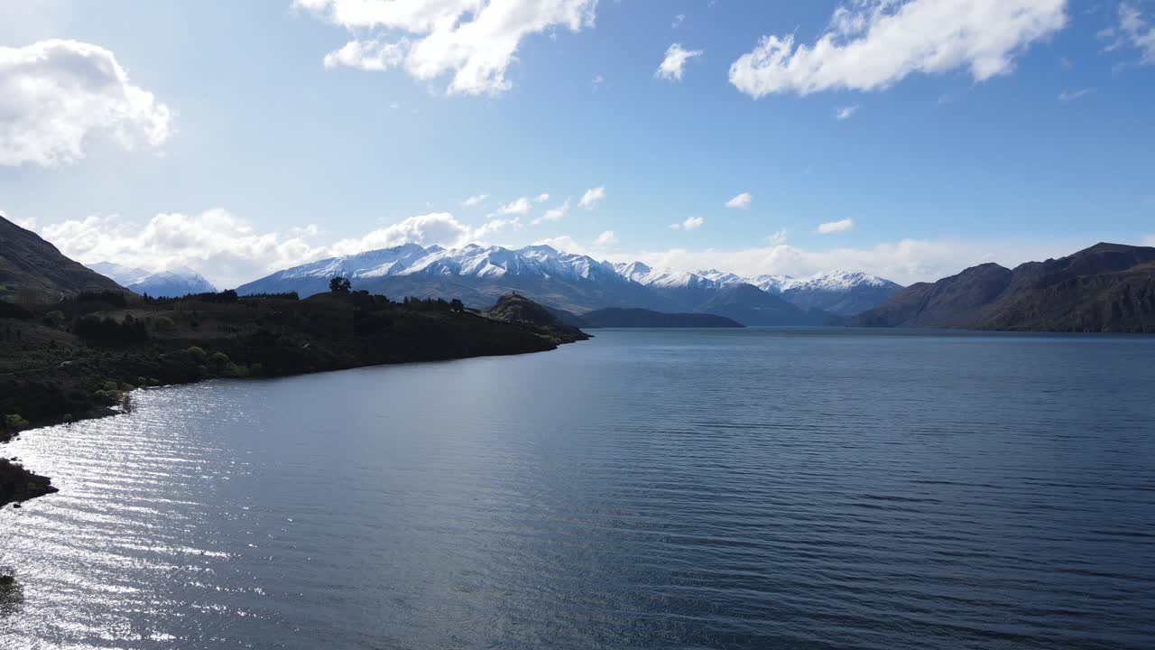 뉴질랜드에서 네 번째로 큰 호수인 와나카 호수 (lake wanaka) 의 공중 풍경, 은 파란 물과 그림 같은 풍경으로 유명하다.