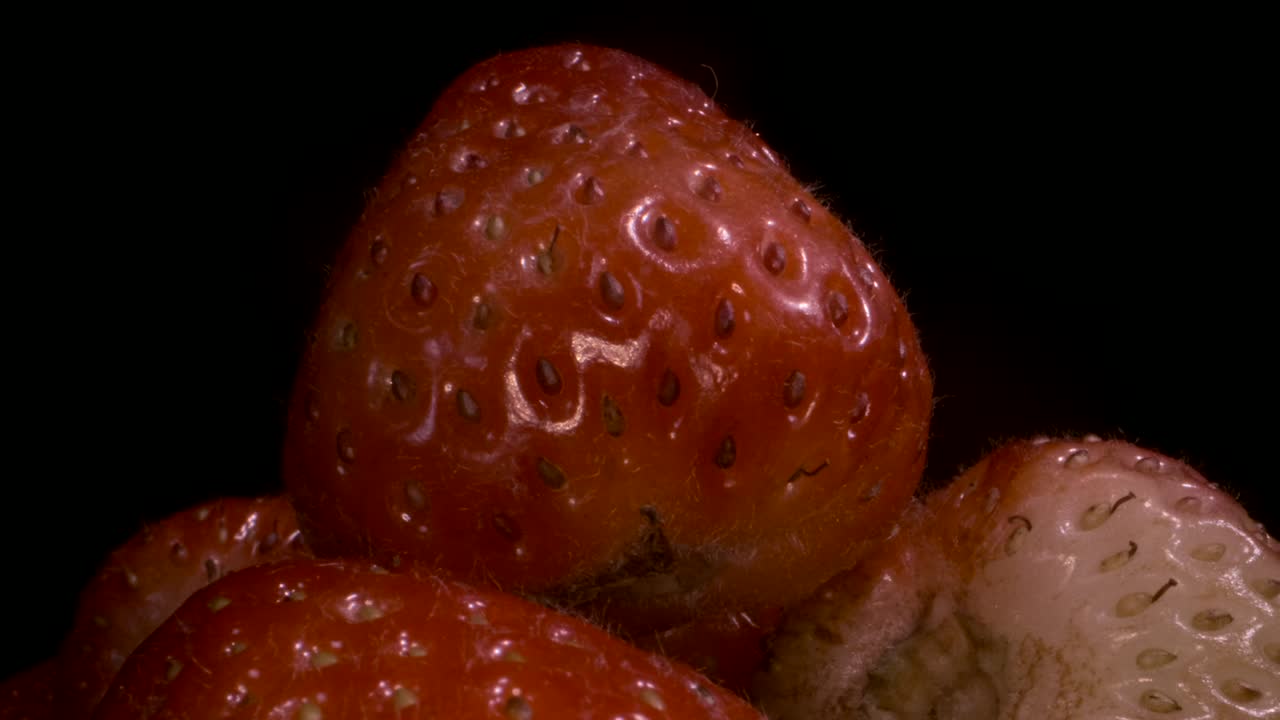 검은색 바탕에 은 딸기를 회전시키고, 클로즈업, 카메라 회전 360도.