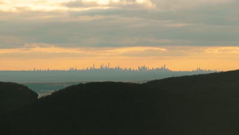 Wolkig-Orange-Sonnenuntergang-über-Der-Skyline-Von-New-York-Aus-Weiter-Entfernung