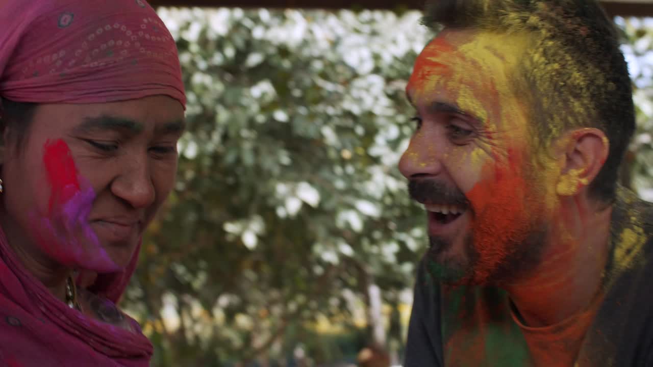 holi es un popular y antiguo festival hindú, originario de la india.