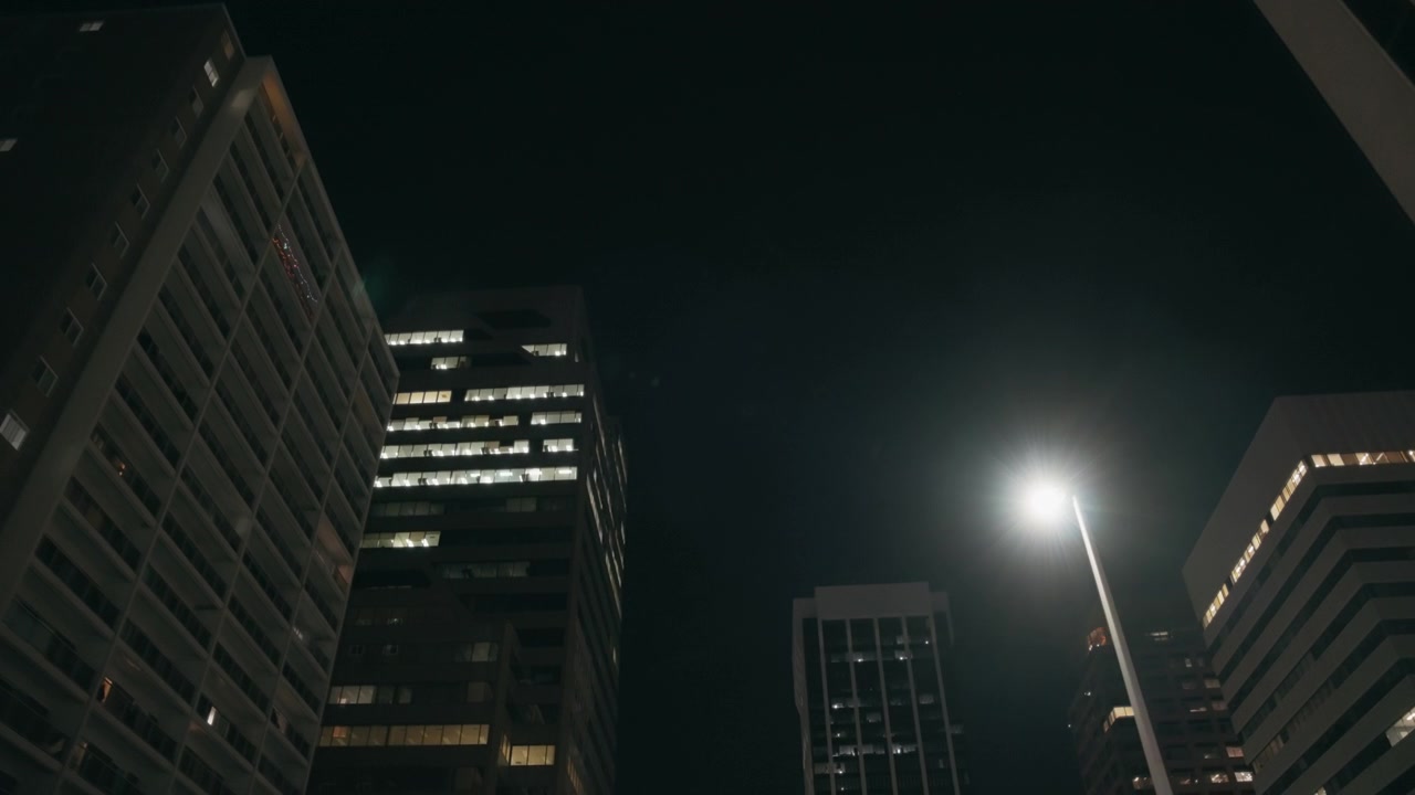 Dirigindo no centro da cidade à noite