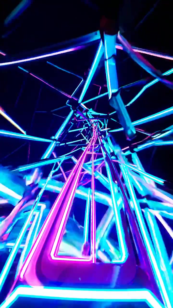 Tunnel astratto e futuristico di luci al neon blu e rosa incandescenti