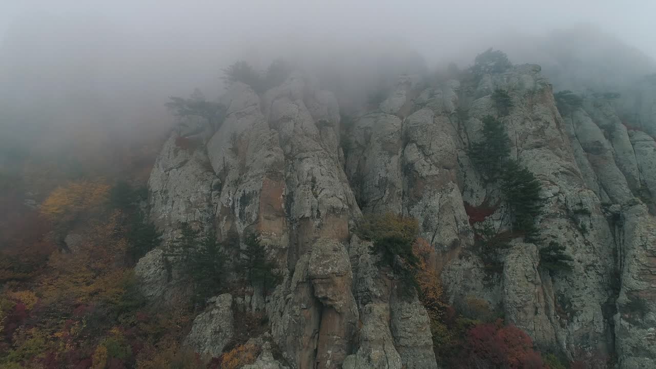 las cimas de las montañas nubladas en otoño