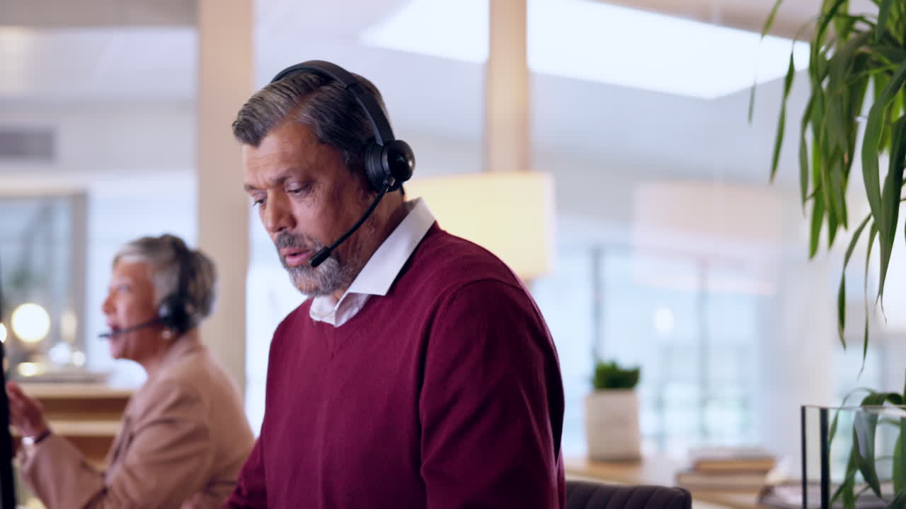 centro de llamadas, hombre anciano y consultoría para crm