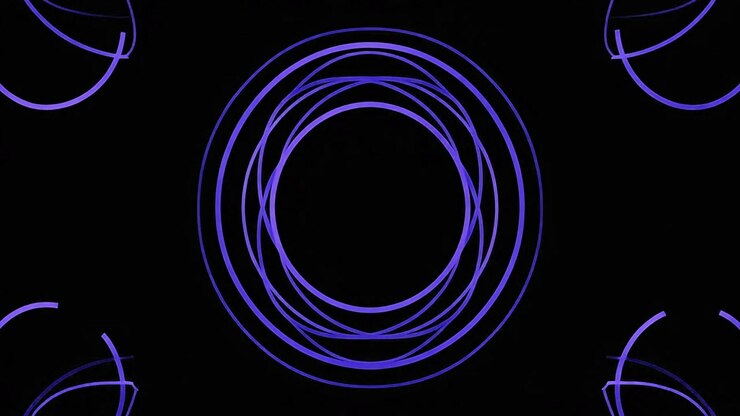 Animación abstracta de anillos morados giratorios sobre fondo negro