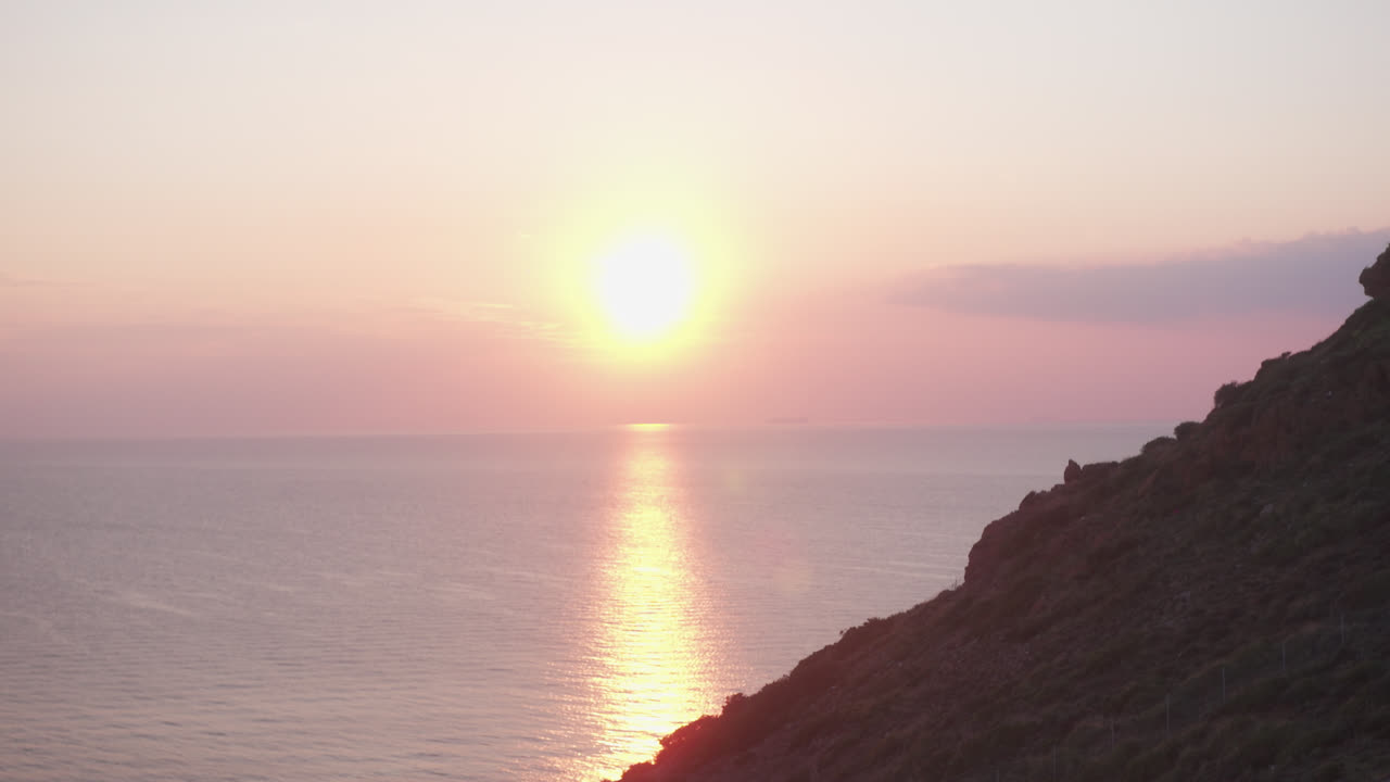 바다 위에 반사되는 황금빛 석양의 총