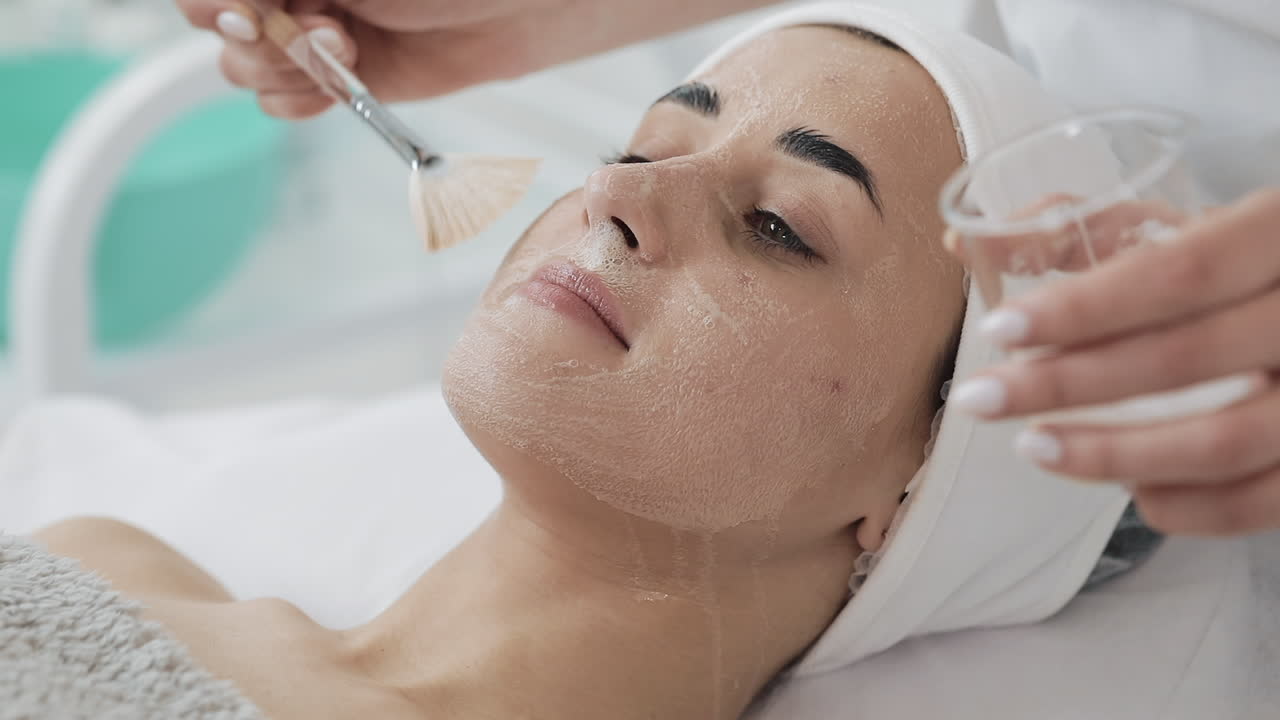 스파에서 얼굴 치료를 받는 여성
