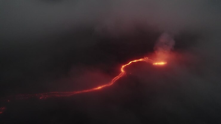 fotografia del drone del vulcano litli hrutur in islanda con nebbia e fumo 9