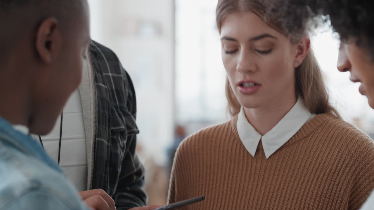 equipo de negocios multirracial usando computadoras tablet digitales discutiendo gráficos datos de investigación compartiendo ideas lluvia de ideas en el lugar de trabajo de la oficina