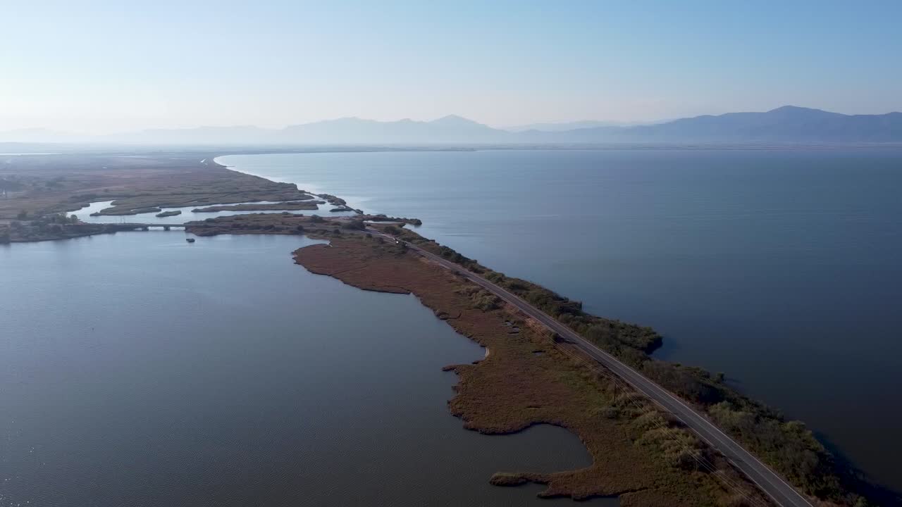 포르토 라고스 (porto lagos) 의 공중 파노라마 사진, 비스토니다 호수 (lake of vistonida) 의 드론 영상