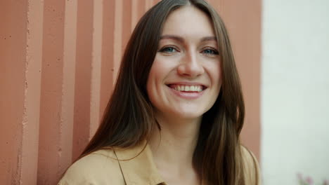 retrato de una mujer sonriente