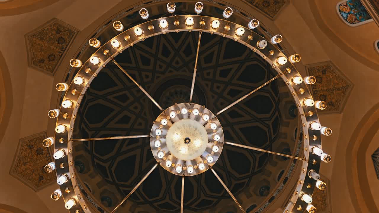 아랍에미리트 두바이의 알-와르카 1에 위치한 셰이크 라시드 빈 마크 빈 라시드 모스크의 내부