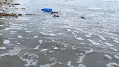 botellas de plástico y otra basura en la playa