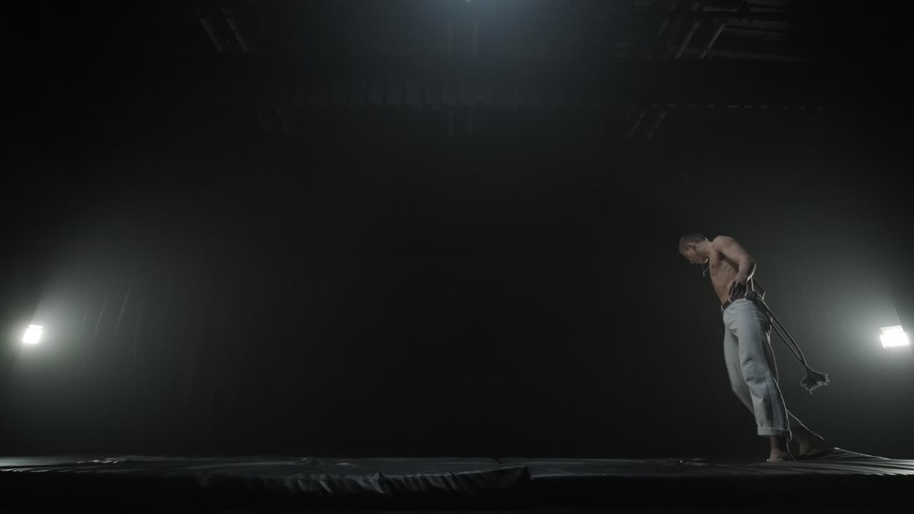 luchadores de capoeira realizando movimientos dinámicos en el escenario. artes marciales, danza y acrobacias en acción. atletas de pecho desnudo mostrando fuerza, flexibilidad y técnica bajo los reflectores