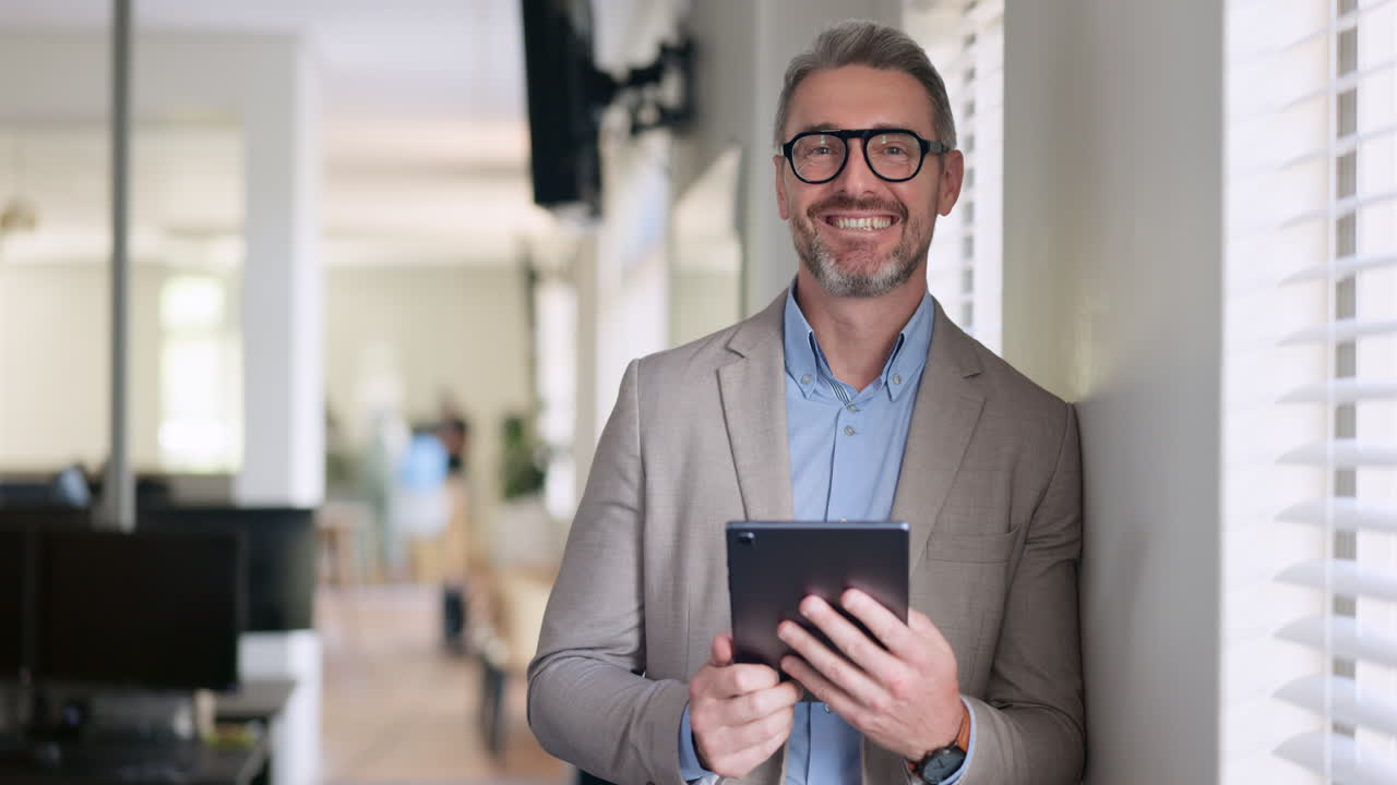 Uomo d'affari con tablet, volto di CEO