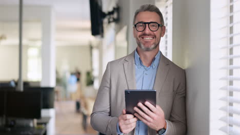 Businessman-with-tablet,-ceo-face