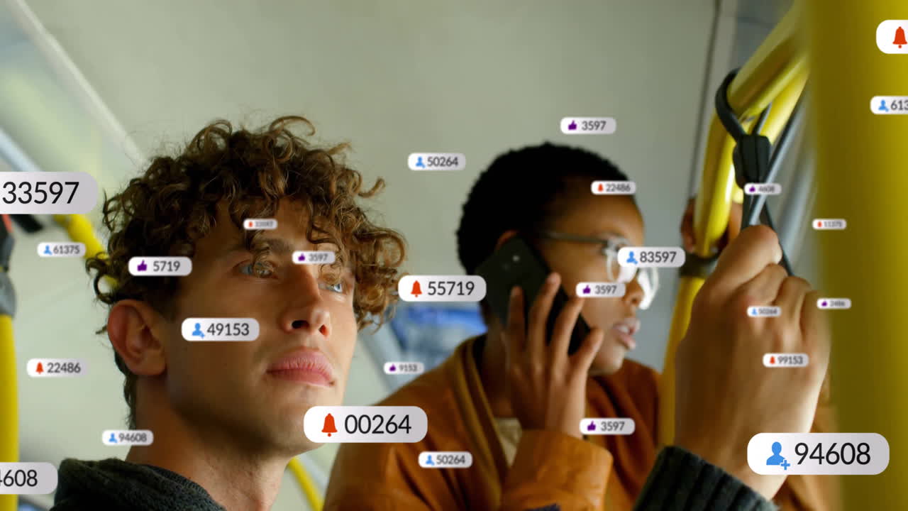 animación de notificaciones de redes sociales sobre hombres y mujeres diversos en el autobús