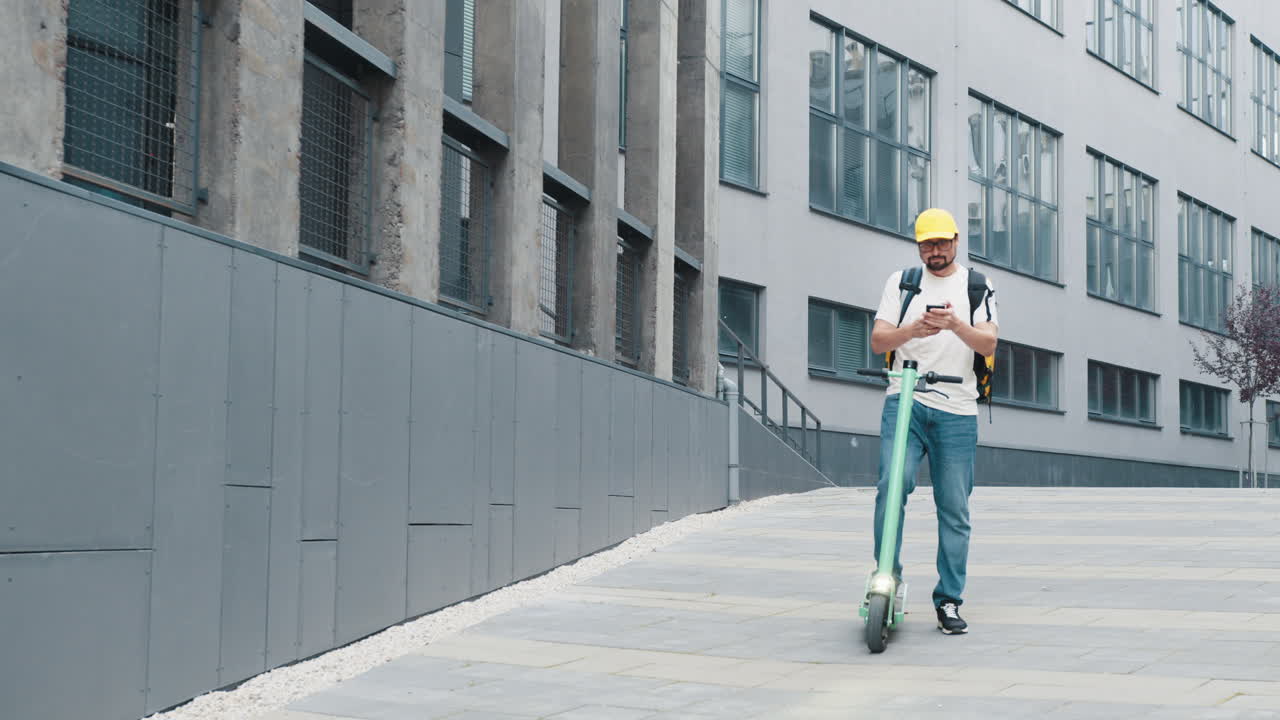 persona de entrega en scooter eléctrico