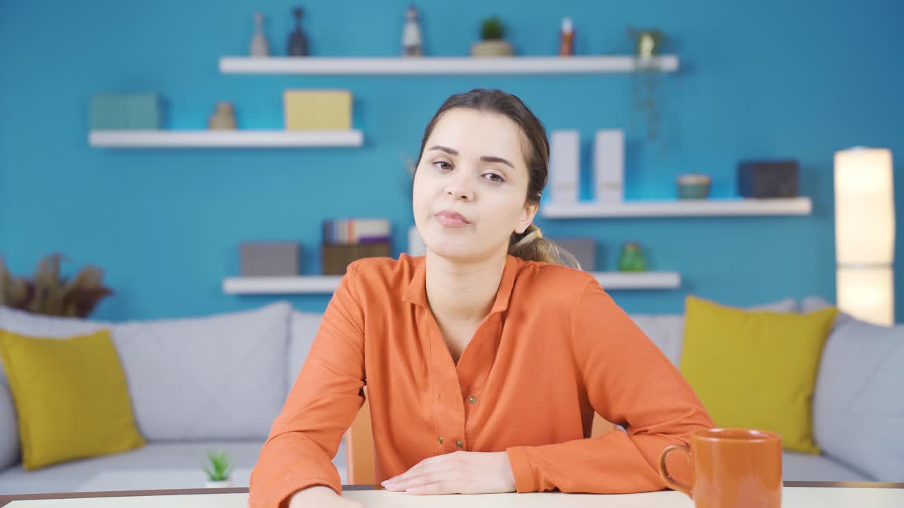 una joven empresaria que trabaja en una oficina en casa está aburrida y abrumada.