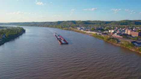 Antenne---Lastkahn-Mit-Schubboot,-Ohio-River,-Ironton,-Ohio,-Spinning-Shot