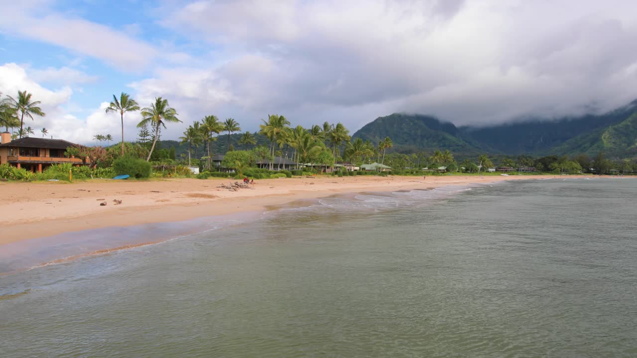 puesta de sol en la playa de hanalei en kauai hawaii