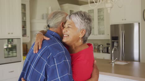 una pareja de ancianos afroamericanos que pasan tiempo juntos en casa