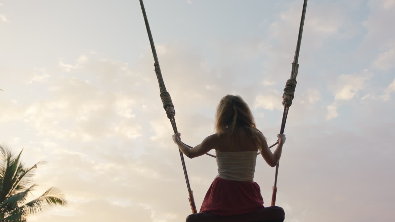 donna in slow motion che si oscilla sulla giungla all'alba ragazza in viaggio che si gode vacanze esotiche in oscillazione nella foresta pluviale tropicale stile di vita di vacanza libertà 4k