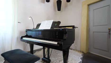 Toma-En-órbita-Lenta-De-Un-Hermoso-Piano-Sentado-En-La-Esquina-De-Una-Sala-De-Música