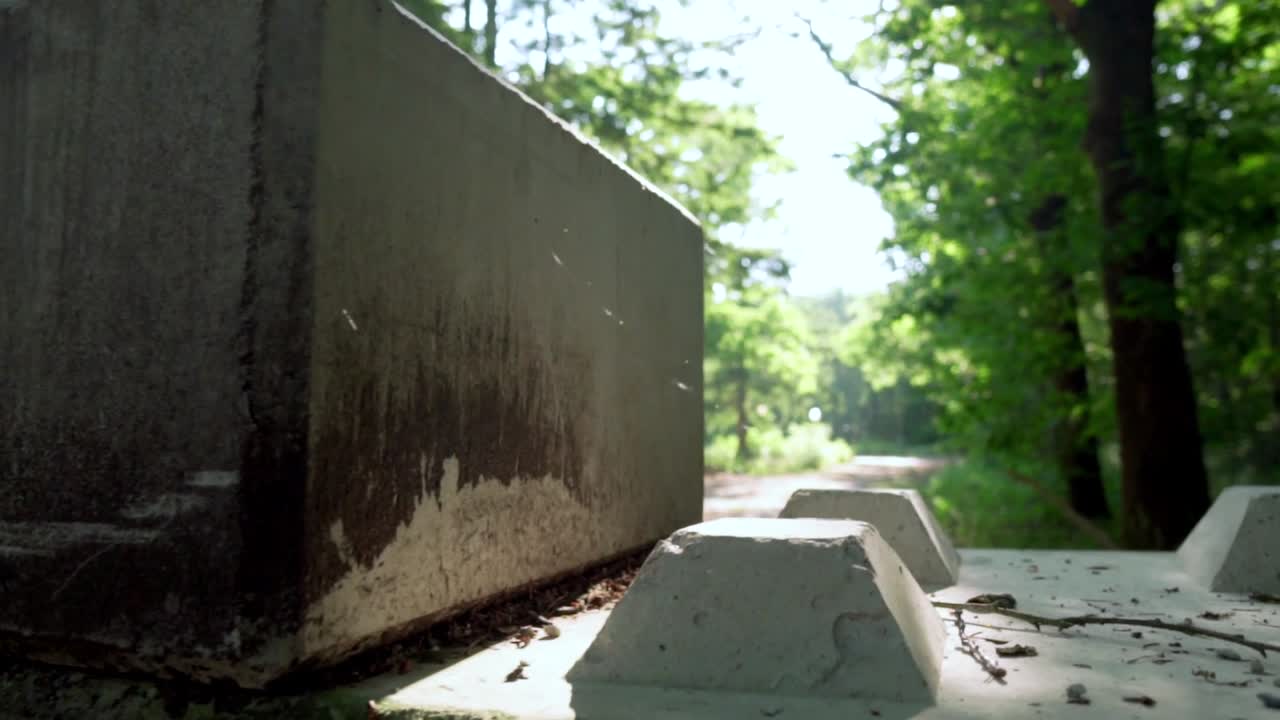 숲길에 있는 콘크리트 장벽