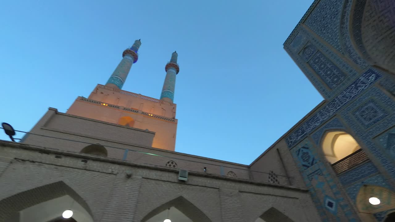 портал джамейской (или пятничной) мечети ночью, язд