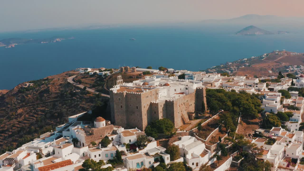 puesta de sol sobre la isla de patmos castillo revelación de jesucristo historia apóstol juan drone aéreo