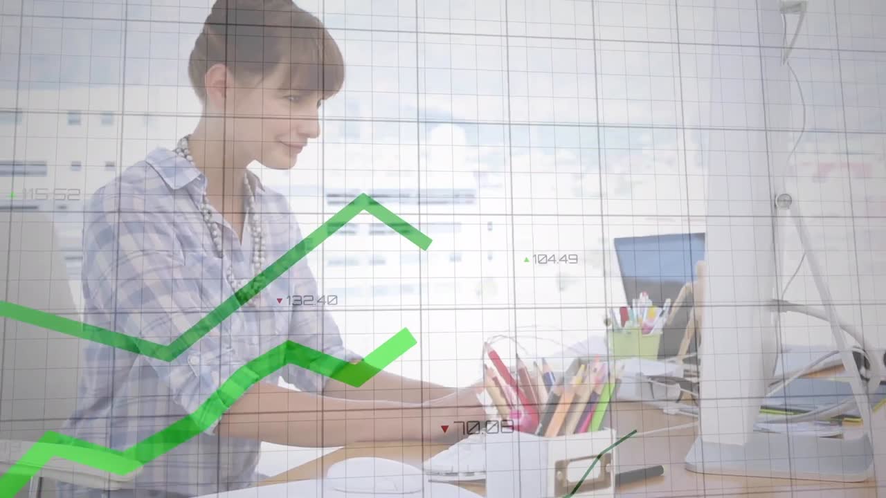 animación de procesamiento de datos con líneas verdes sobre mujer de negocios caucásica en la oficina.