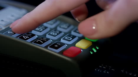 máquina de tarjeta de crédito para transacciones de dinero. mano de mujer con tarjeta de crédito