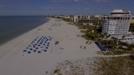 4K-Drohnenvideo-Von-Strandhütten-Und-Sonnenschirmen-Im-Bellwether-Resort-Am-Golf-Von-Mexiko-In-St